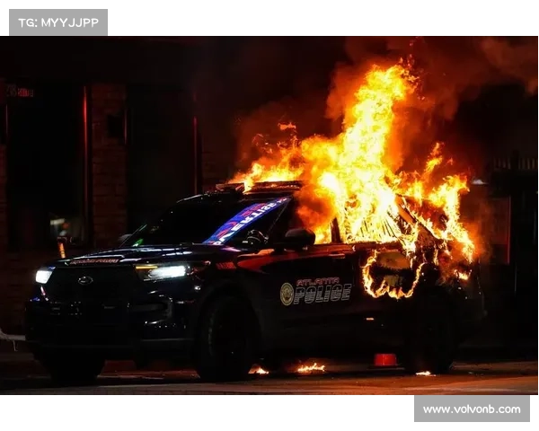 一声巨响！美国一辆警车被闪电击中，车顶冒起黑烟